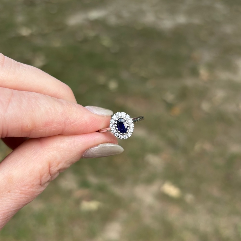 Dazzling Natural Blue Sapphire w/zircon halo in 925 Sterling Silver. Ring size 7 - Picture 4 of 11